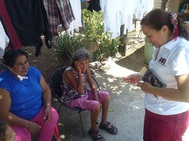 Lic. Carmen Rodriguez titular de la Secretaria de la Mujer CCI Puerto Vallarta escuchando peticiones de mujeres en la comunidad de las Palmas